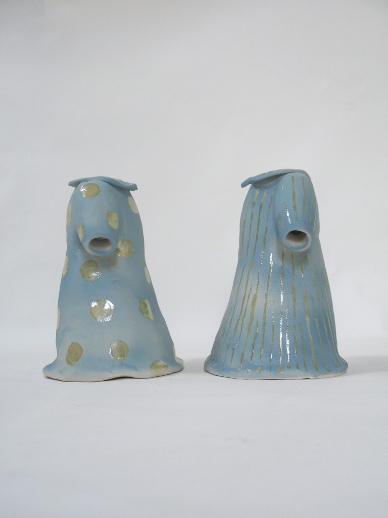 Robes enfants en face à face, sculpture en faïence, décor nacré jaune sur engobe gris bleu, H 22 x L 17 x 14 cm 