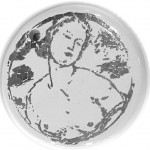 Médaille en faïence craquelé blanche, portrait en platine